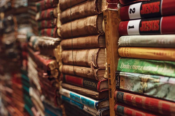 Venice Italy. March 2019: Aqua alta bookstore of second hand books, situated at the canal entrance — Stock Photo, Image