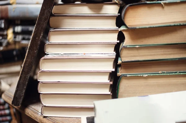 Livraria de livros em segunda mão, situada na entrada do canal e sendo inundada várias vezes por ano — Fotografia de Stock