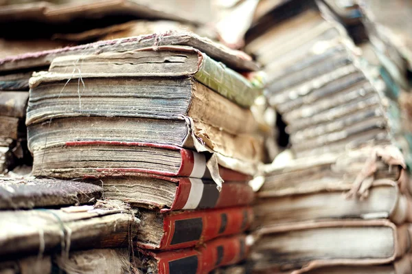 Bookstore of second hand books, situated at the canal entrance and being overflooded several times a year — Stock Photo, Image