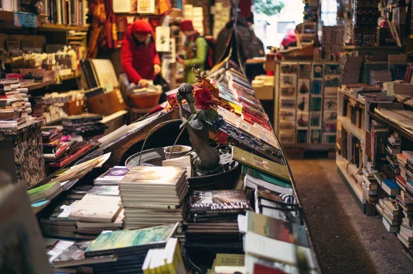 Venezia Italia. Marzo 2019: Libreria Aqua alta di libri di seconda mano, situata all'ingresso del canale — Foto Stock