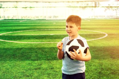 Futbol alanında genç bir futbolcu okul çocuk portresi kendini motive