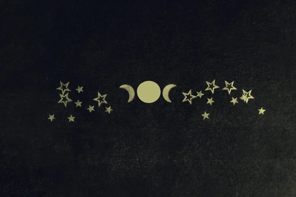 Фазы Луны. Половина и полная луна среди звезд. Корона верховной жрицы . — стоковое фото