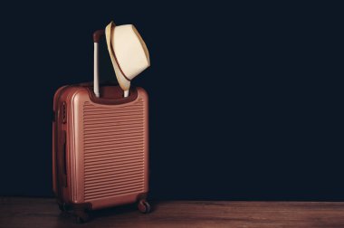 yaz tatil kavramı bavul ya da Bagaj çanta şapka ile seyahat