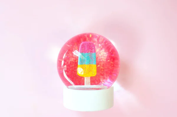 Bela bola de neve com sorvete e glitter dentro — Fotografia de Stock