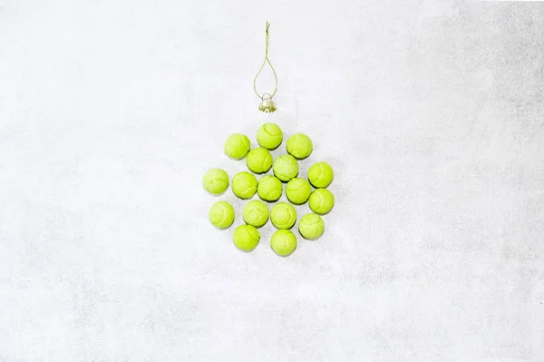 Tennis bal ornament geïsoleerd op een witte achtergrond — Stockfoto