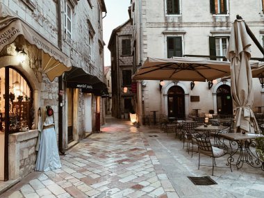 Restoran açık havada eski şehir Kotor sokak rahat