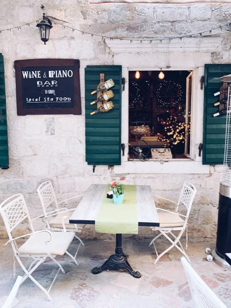 Acogedor restaurante al aire libre casco antiguo de la calle Kotor — Foto de Stock