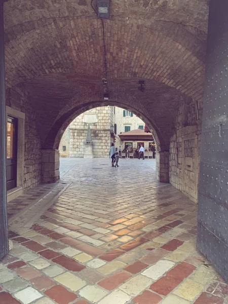 黑山 Kotor 老城美丽狭窄的街道. — 图库照片
