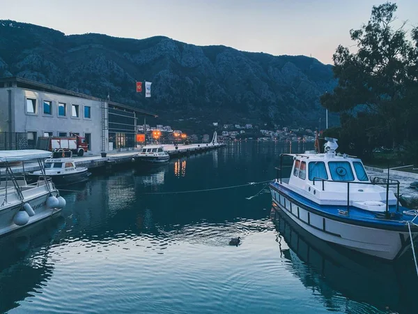 Kikötő és a hajó a Boka Kotor-öböl Kotor, Montenegró, Európa. — Stock Fotó