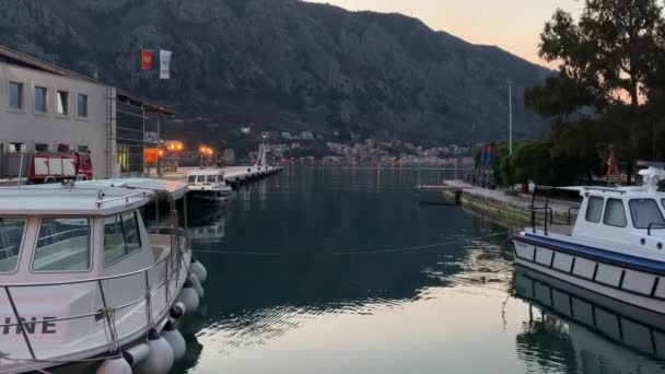 Přístav a čluny na Boka Kotor bay Boka Kotorská, Černá Hora, Evropa. — Stock video