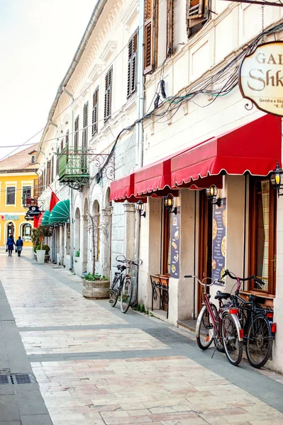 Shkoder, Albania - 1 czerwca 2018: Śródmieście Shkodera, miasta na północy Albanii. — Zdjęcie stockowe