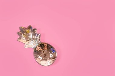 Pembe kontrast arka planda bronz çam elma plakası. minimal gıda fikir kavramı