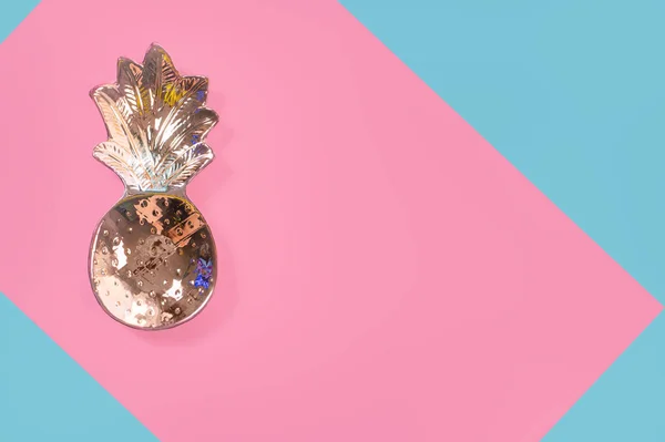 Bronzen grenen appel plaat op roze en blauw contrast achtergrond. minimale voedsel idee concept — Stockfoto