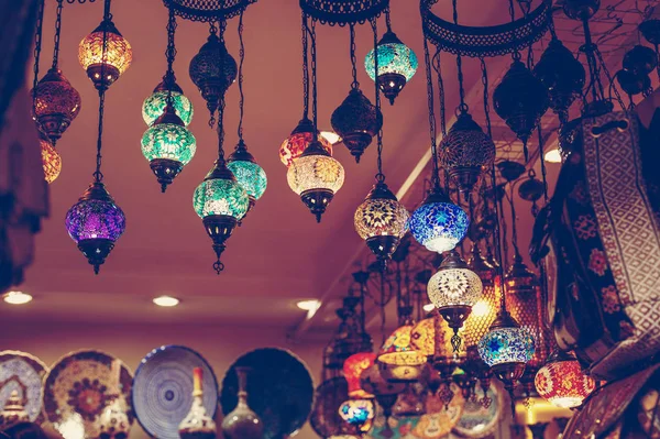Ett gäng turkiska lampor på en av många Kemer present butiker. Antalya, Turkiet. — Stockfoto