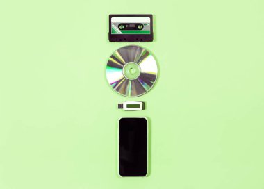 Teknoloji kavramı bant, disk, USB ve akıllı telefon evrim
