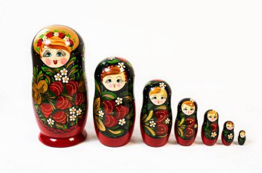 Matryoshka. Beyaz arka planda Rus halk oyuncakları.