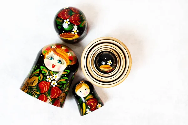 Матрьошка. Російські народні іграшки на білому фоні. — стокове фото