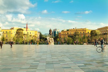 Tiran 'ın merkezindeki ana Plaza Skanderbeg Meydanı