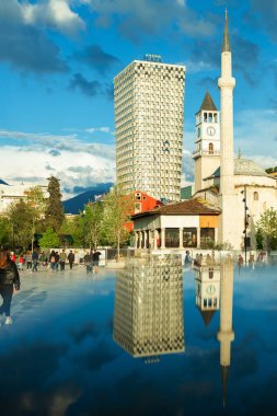 Yeni yeniden inşa Şehir Merkezi Skanderbeg Meydanı, vatandaşlar yaya bölgesinde yürüyüş.