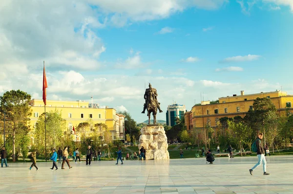 A Praça Skanderbeg é a praça principal no centro de Tirana — Fotografia de Stock