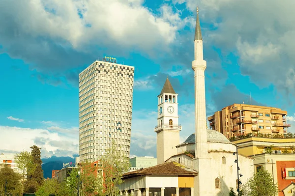 Cidade recentemente reconstruída praça central Skanderbeg, cidadãos andando na zona pedonal . — Fotografia de Stock
