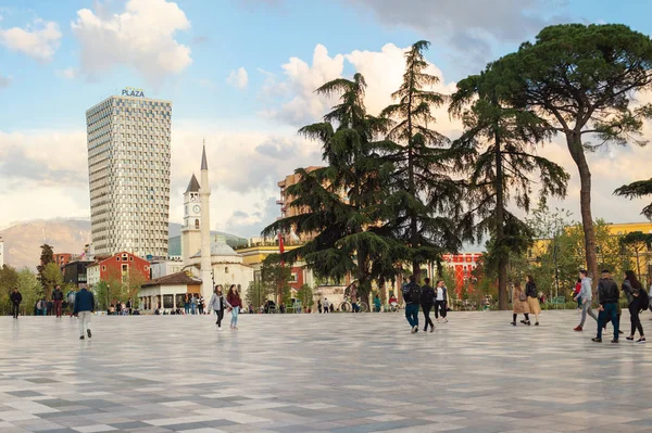 A Praça Skanderbeg é a praça principal no centro de Tirana — Fotografia de Stock