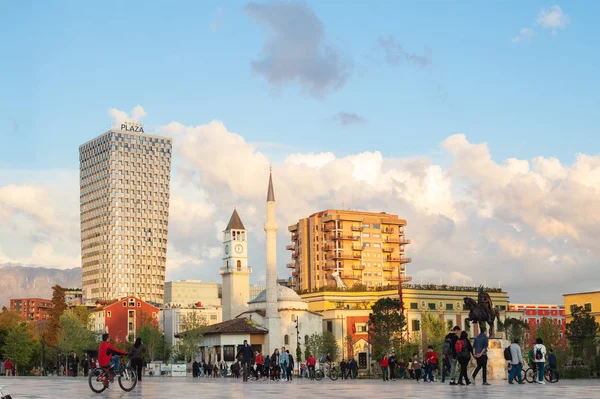 Der skanderbeg platz ist der wichtigste platz im zentrum von tirana — Stockfoto