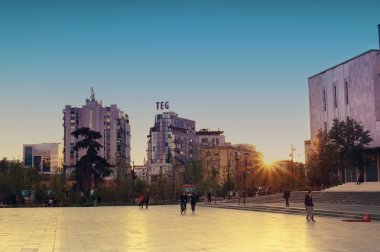 Tiran 'ın merkezindeki ana Plaza Skanderbeg Meydanı