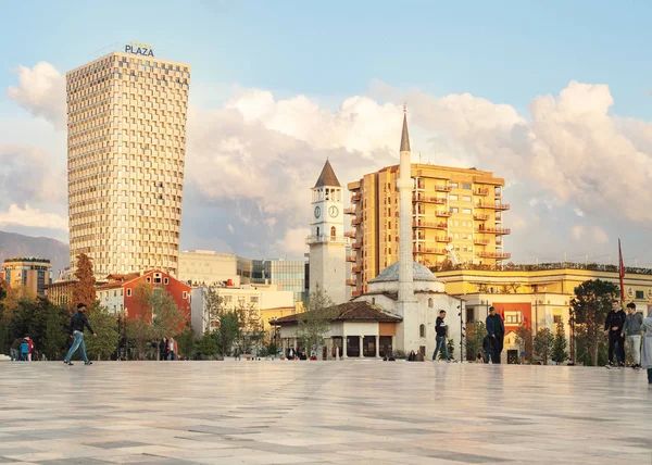 A Praça Skanderbeg é a praça principal no centro de Tirana — Fotografia de Stock