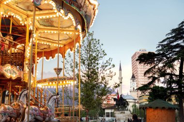 Tiran 'ın merkezindeki ana Plaza Skanderbeg Meydanı