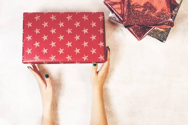 Hands Holding papieren geschenkdoos met als een cadeautje kerst, Nieuwjaar, Valentijn of jubileum — Stockfoto