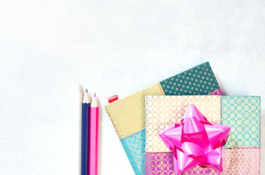 Geri okul kavramı kalemler ve Not-kitap