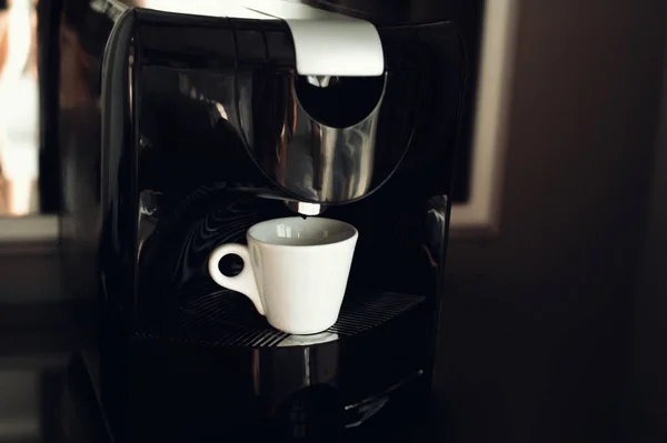 Una cafetera espresso y una taza — Foto de Stock