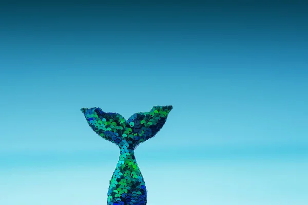 Cola de lentejuelas sirena con paisaje marino turquesa en el fondo — Foto de Stock