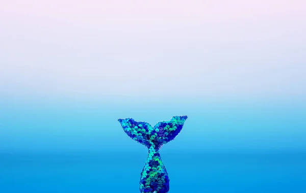 Хвост русалки с бирюзовым морским пейзажем на заднем плане — стоковое фото