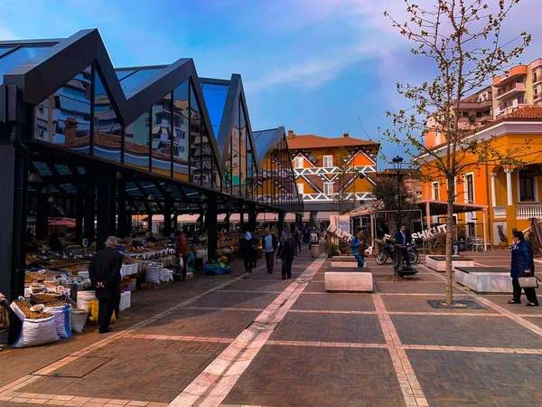 Zrenovovaný Pazar i ri nový Bazar v srdci Tirany. — Stock fotografie