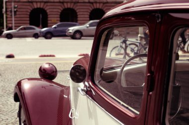 Kırmızı retro otomobil parçası