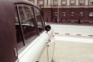 Kırmızı retro otomobil parçası