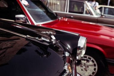 Kırmızı retro otomobil parçası