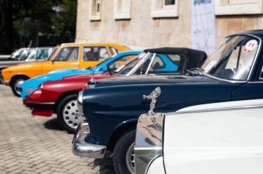 retro vintage araba çeşitli renklerde sergilenen
