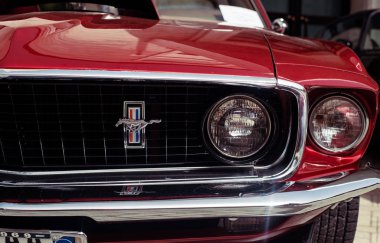 Kırmızı retro otomobil parçası