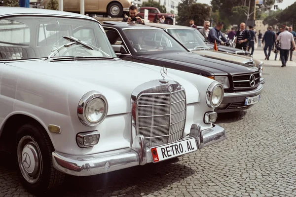 Voiture vintage rétro différentes couleurs exposées — Photo