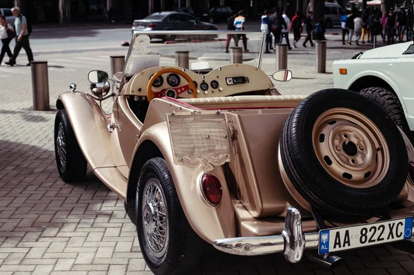 Fragment eines roten Retro-Autos — Stockfoto