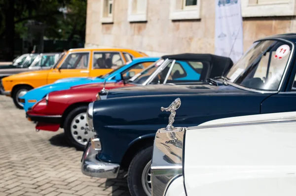 Voiture vintage rétro différentes couleurs exposées — Photo