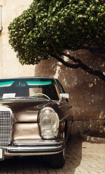 Fragmento de coche retro rojo — Foto de Stock