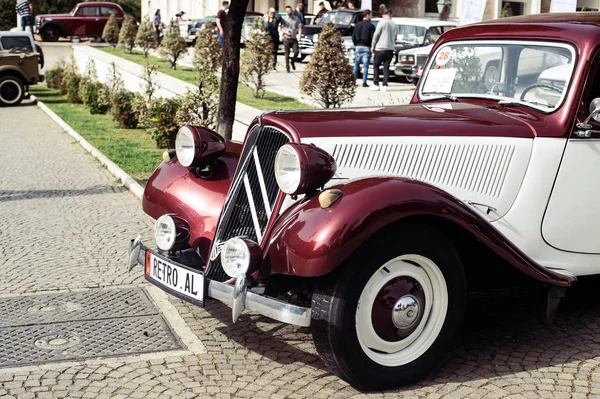 Fragment eines roten Retro-Autos — Stockfoto