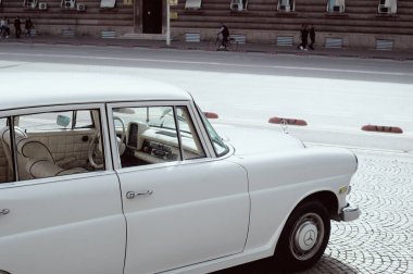 Kırmızı retro otomobil parçası