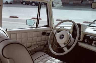 Kırmızı retro otomobil parçası