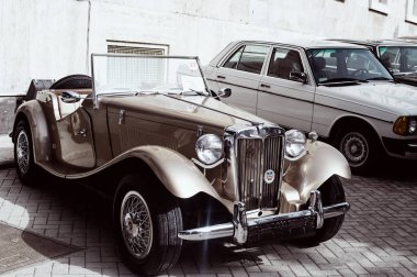 retro vintage araba çeşitli renklerde sergilenen