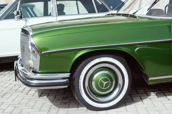 Fragmento de coche retro rojo — Foto de Stock